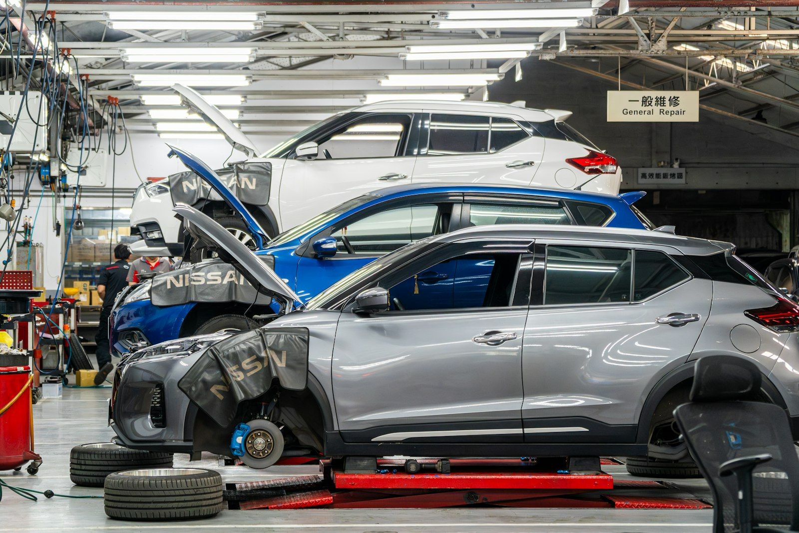 Auto's in een werkplaats tijdens onderhoud
